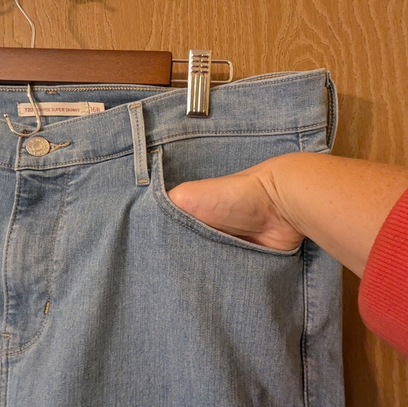 Levi's 720 High Waist Super Skinny Capri Light Blue Jeans  - Women's Size 16W - Picture 4 of 8